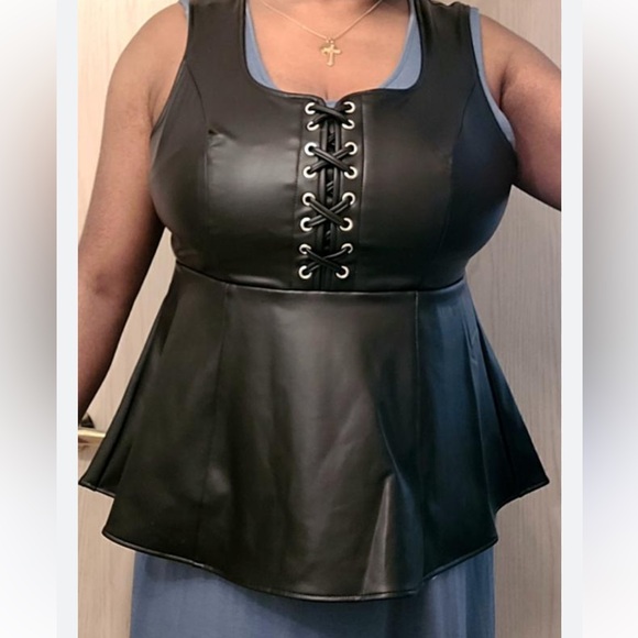 TORRID VEGAN LEATHER STRETCHY LACE UP PEPLUM BLACK TOP SIZE 4 - Picture 2 of 9